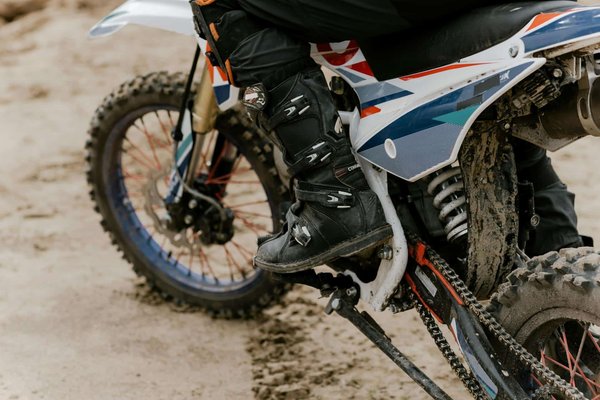 Comment choisir le bon équipement de protection pour les genoux pour une moto de cross ?